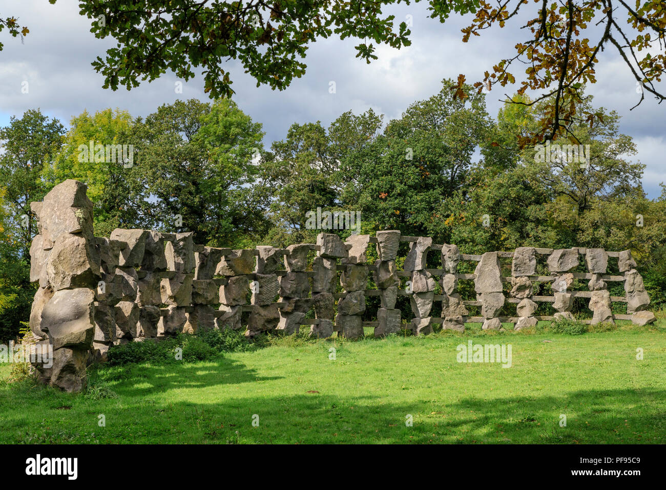 Francia, Puy de Dome, Combrailles, Chapdes Beaufort, Chemin FaisArt, percorso di scoperta della pietra contemporanea sculture monumentali di roccia vulcanica o Foto Stock