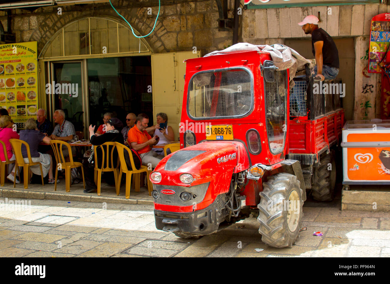 10 maggio 2018 una piccola utility Goldini il veicolo in uso durante lavori di restauro degli edifici di un piccolo negozio all'interno delle vecchie mura della città di Gerusalemme Foto Stock