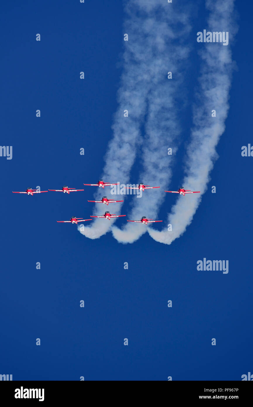 Un'immagine verticale delle forze canadesi 431 Aria squadrone dimostrativo volare in formazione a un air show oltre il porto di Nanaimo sull'Isola di Vancouver Foto Stock