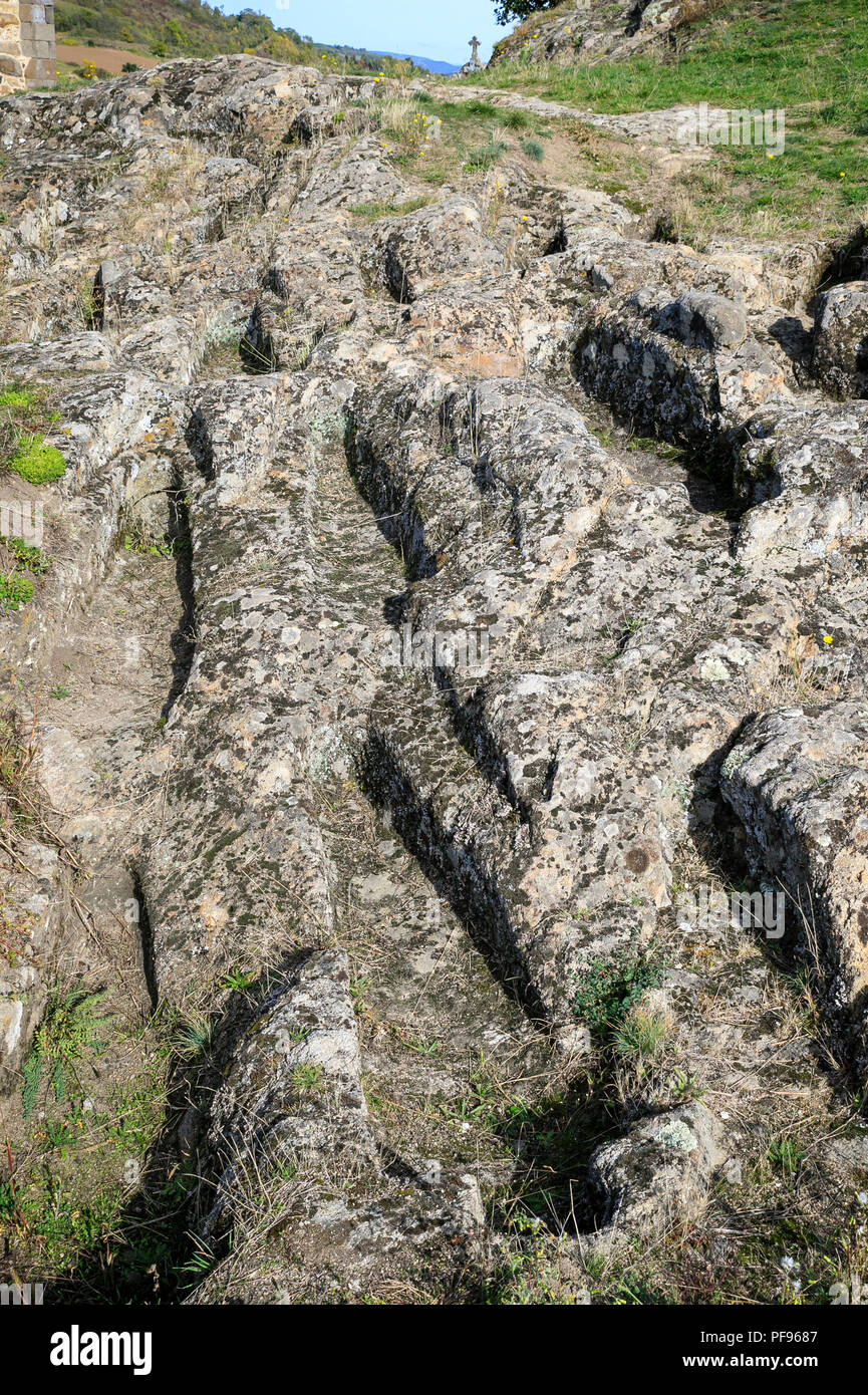Francia, Puy de Dome, Saint fiorellino, tappa sulla via di Compostela dalla Via Averna, tombe anthropomorphes dell'Alto Medioevo nel cemeter Foto Stock