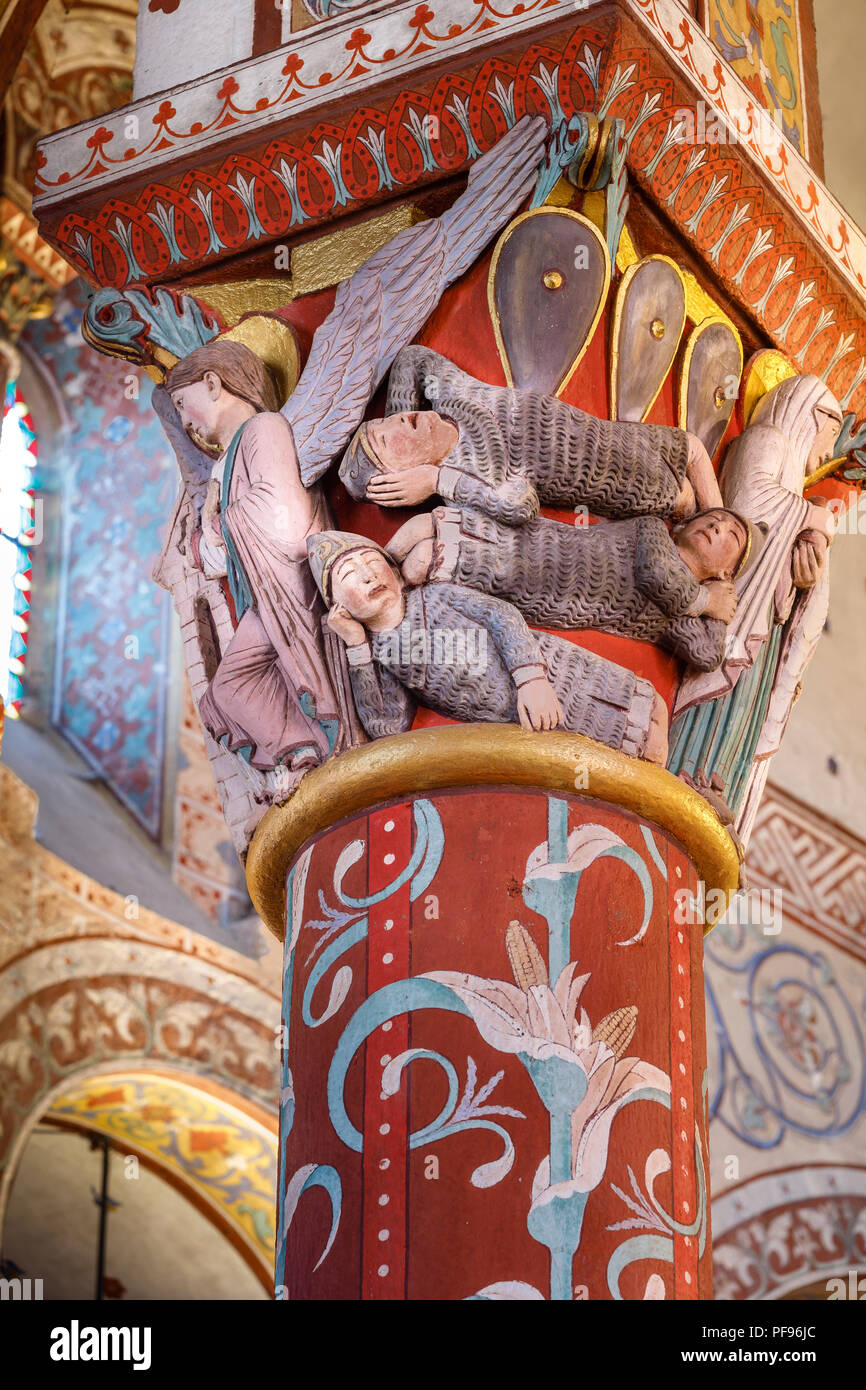 Francia, Puy de Dome, Issoire, Saint Austremoine chiesa abbaziale datato XII secolo, scolpita la capitale che rappresenta la Resurection des Gardes endormi Foto Stock