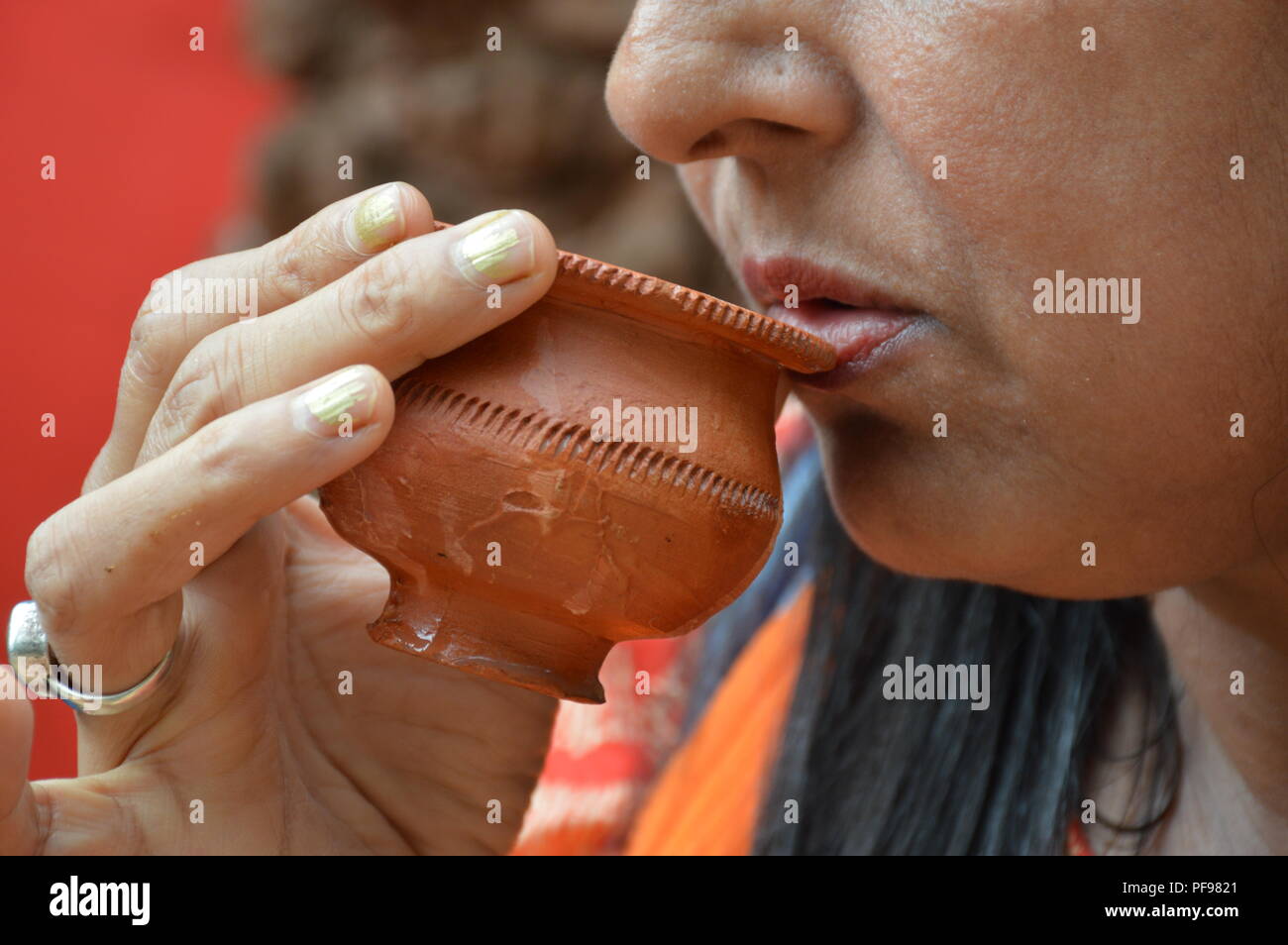 La terracotta tazza da tè al Sonajhuri haat vicino a Santiniketan, Bolpur nel distretto Birbhum del Bengala Occidentale, India Foto Stock