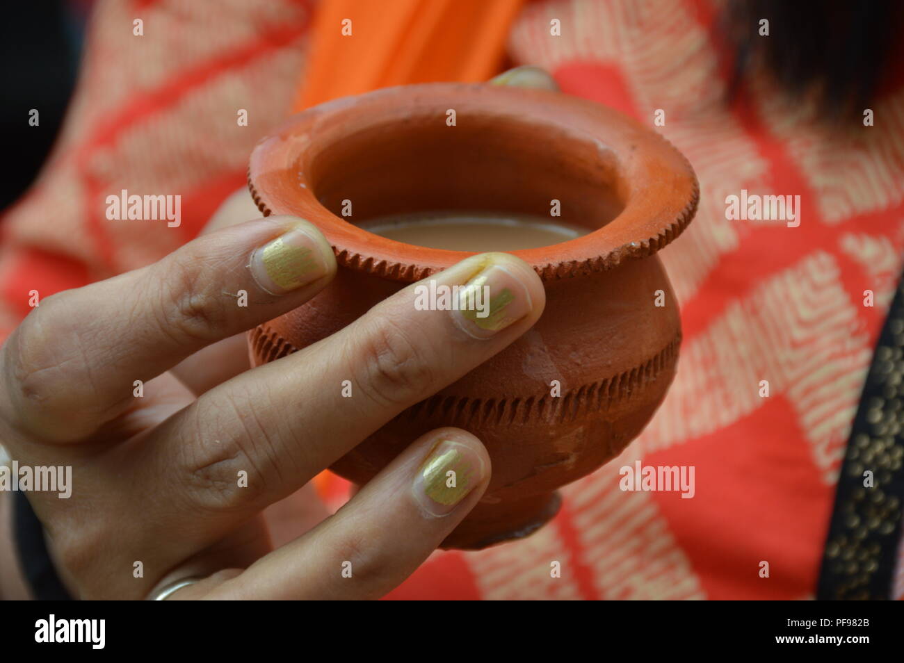 La terracotta tazza da tè al Sonajhuri haat vicino a Santiniketan, Bolpur nel distretto Birbhum del Bengala Occidentale, India Foto Stock