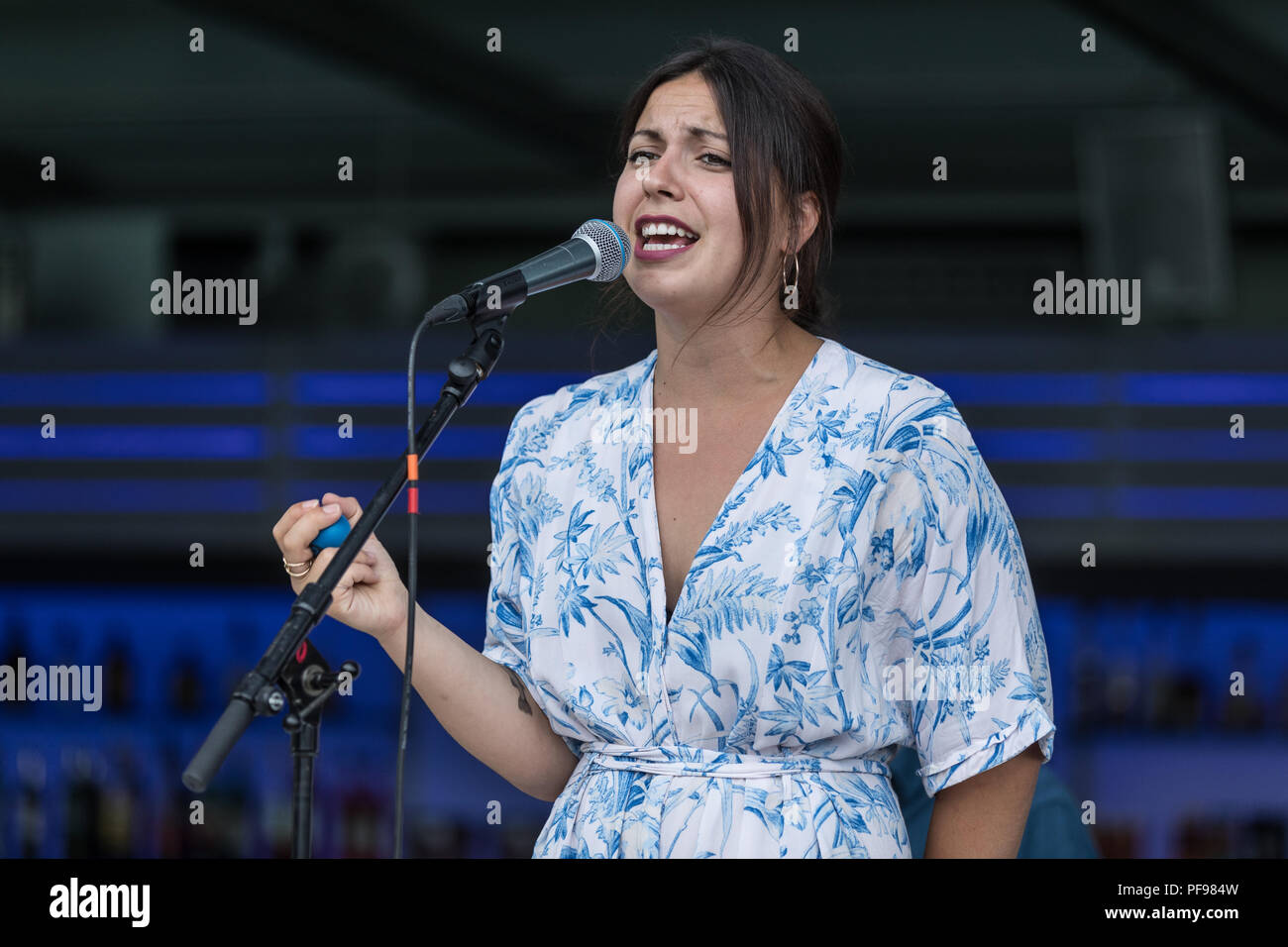 La Svizzera banda Samba café da manhã con il cantante Debora Monfregola live presso il ventiseiesimo Blue Balls Festival di Lucerna, Svizzera Foto Stock