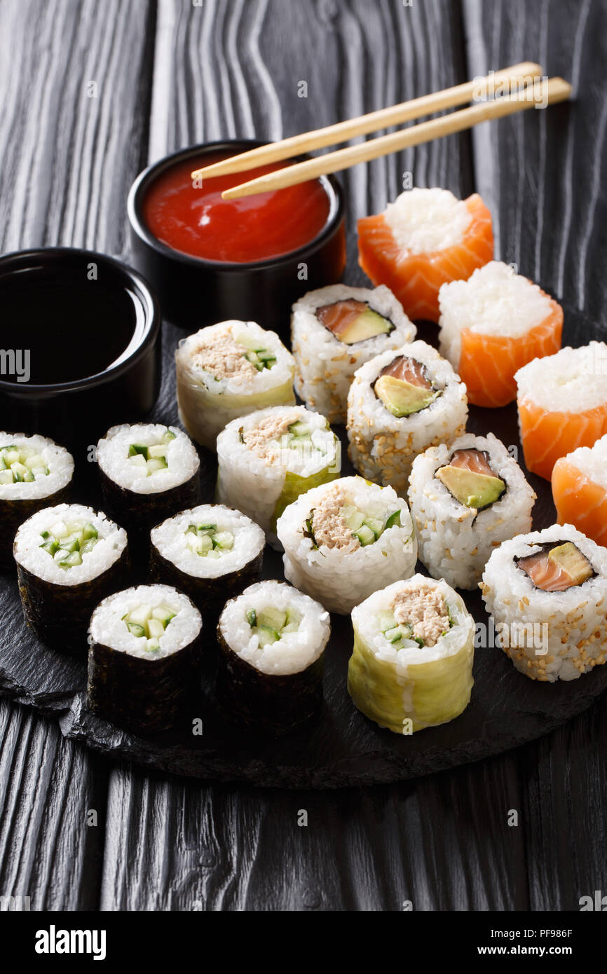 Set di preparata di fresco e panini con vari ripieni di close-up con salse su una pietra scheda verticale. Foto Stock