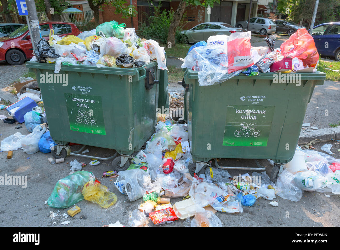 NOVI SAD SERBIA - Agosto 18, 2018: rifiuti solidi urbani o rifiuti comunali è traboccante di contenitori in Novi Sad durante i fine settimana, illustrativi edit Foto Stock