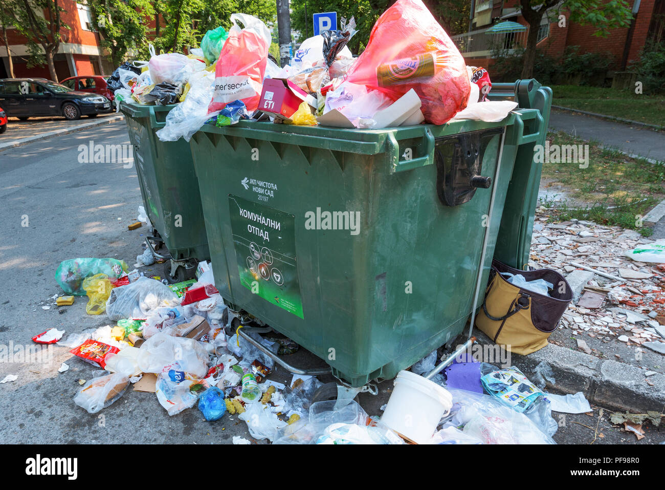 NOVI SAD SERBIA - Agosto 18, 2018: rifiuti solidi urbani o rifiuti comunali è traboccante di contenitori in Novi Sad durante i fine settimana, illustrativi edit Foto Stock