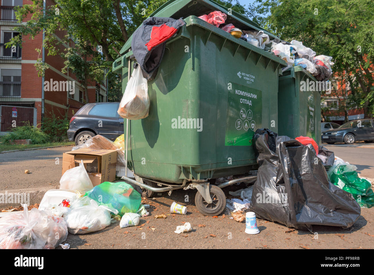 NOVI SAD SERBIA - Agosto 18, 2018: rifiuti solidi urbani o rifiuti comunali è traboccante di contenitori in Novi Sad durante i fine settimana, illustrativi edit Foto Stock