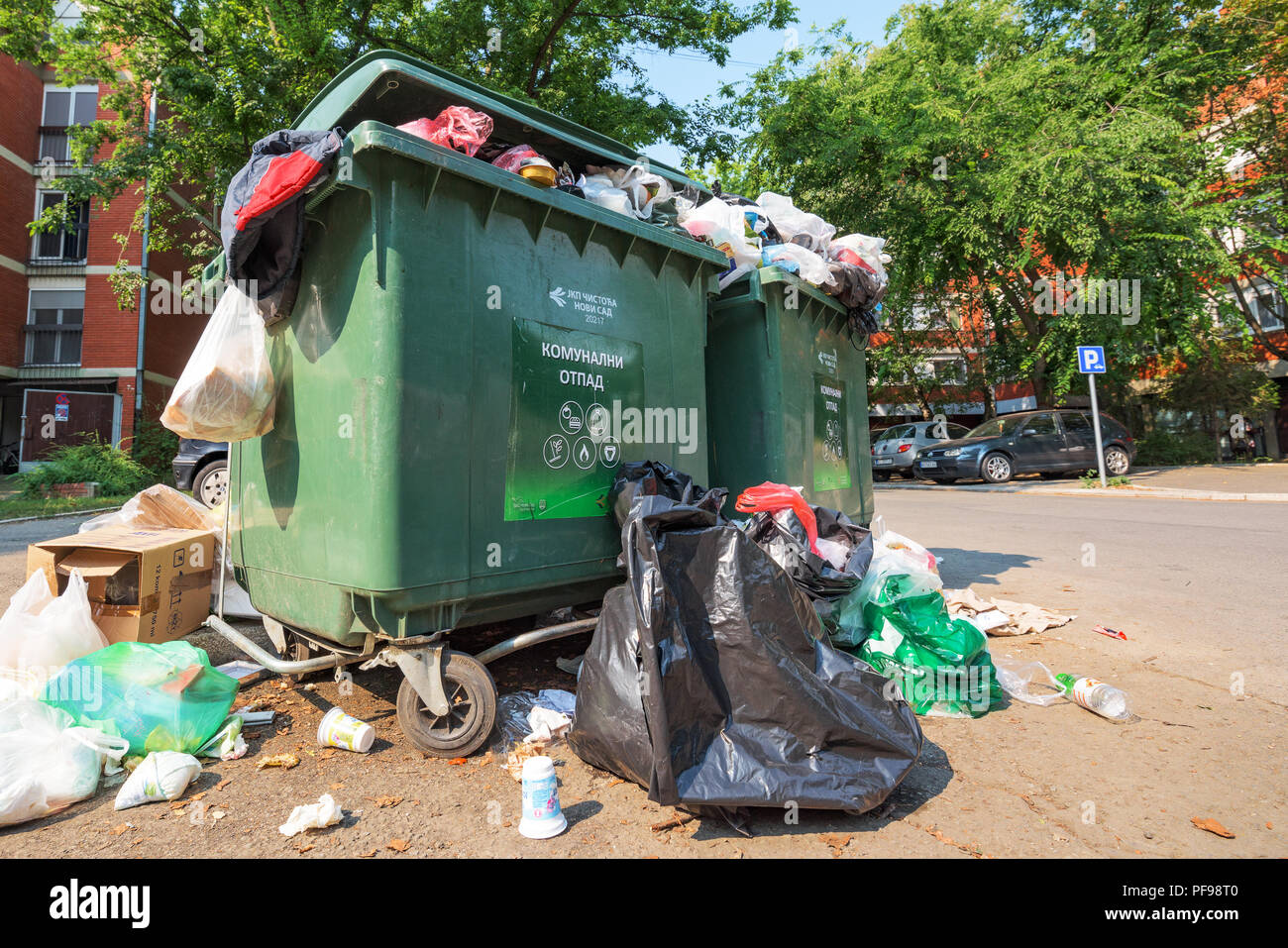 NOVI SAD SERBIA - Agosto 18, 2018: rifiuti solidi urbani o rifiuti comunali è traboccante di contenitori in Novi Sad durante i fine settimana, illustrativi edit Foto Stock