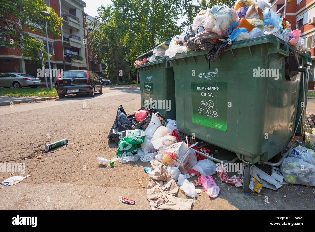 NOVI SAD SERBIA - Agosto 18, 2018: rifiuti solidi urbani o rifiuti comunali è traboccante di contenitori in Novi Sad durante i fine settimana, illustrativi edit Foto Stock