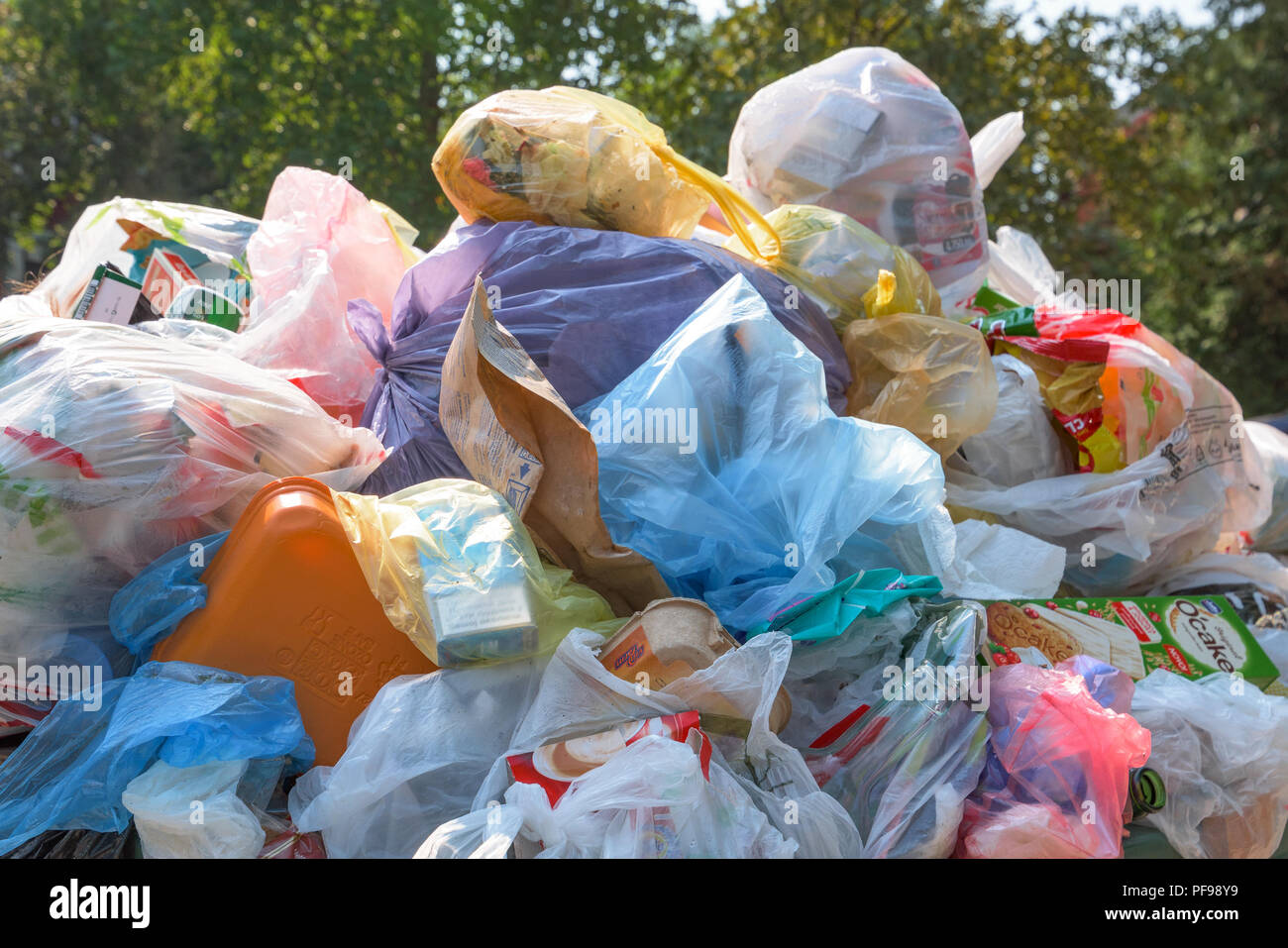 NOVI SAD SERBIA - Agosto 18, 2018: rifiuti solidi urbani o rifiuti comunali è traboccante di contenitori in Novi Sad durante i fine settimana, illustrativi edit Foto Stock
