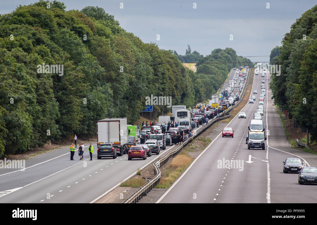Autostrada chiusa con il traffico di accodamento e persone al di fuori della loro auto sulla autostrada A1, svincolo 7 southbound nello Hertfordshire Foto Stock