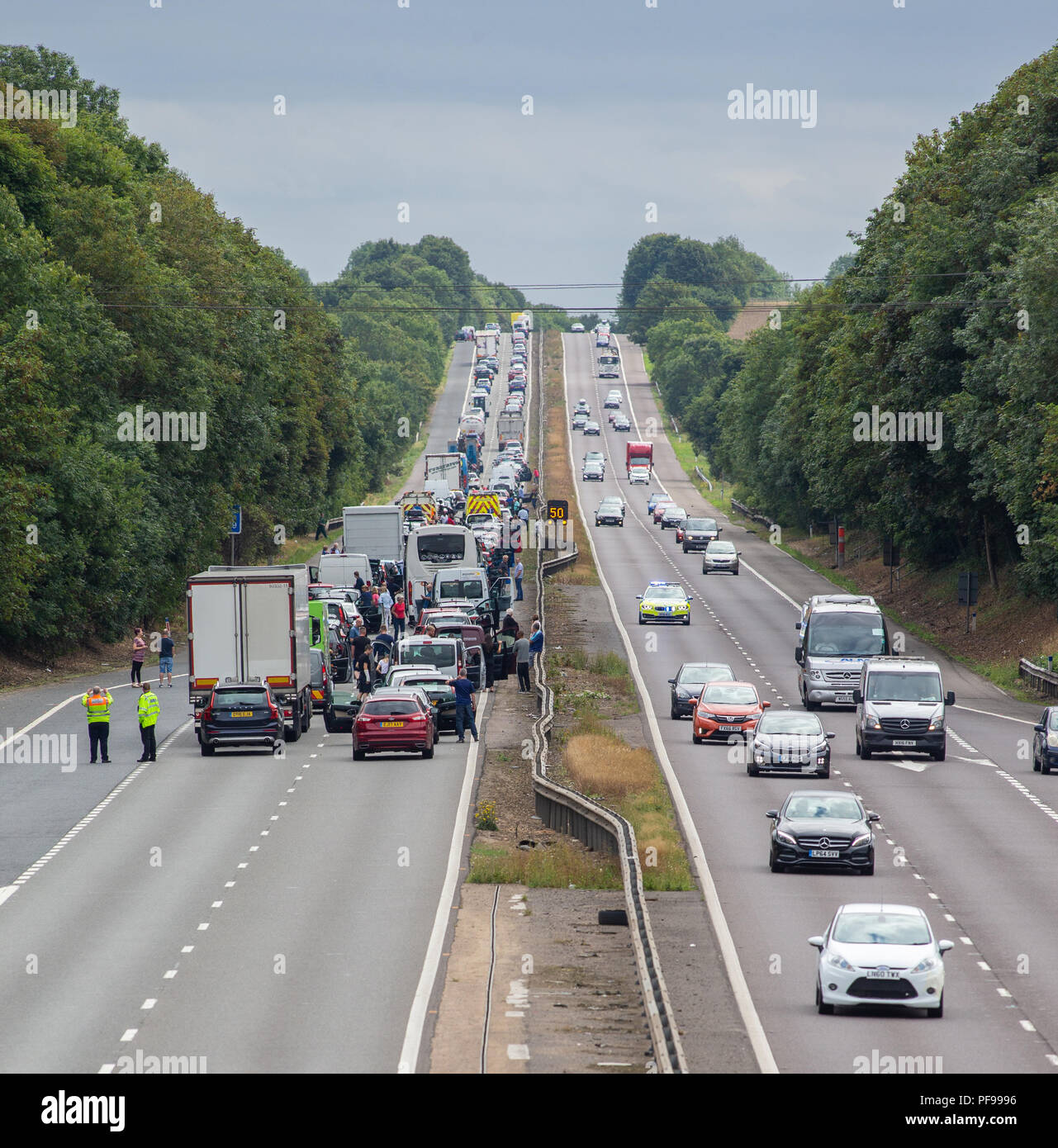 Autostrada chiusa con il traffico di accodamento e persone al di fuori della loro auto sulla autostrada A1, svincolo 7 southbound nello Hertfordshire Foto Stock