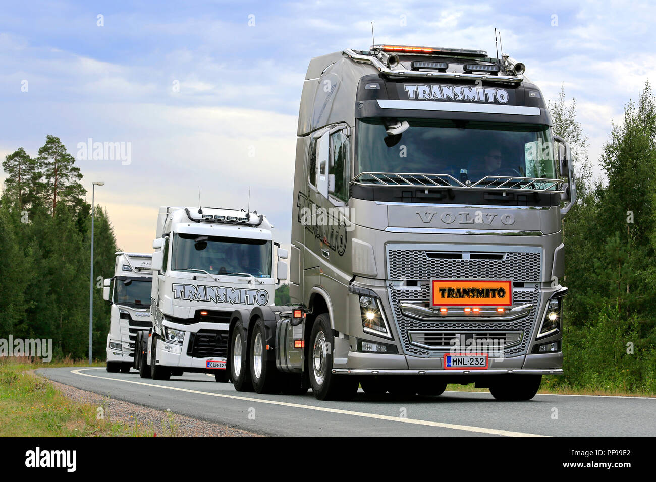 LEMPAALA, Finlandia - 9 agosto 2018: Volvo FH e Renault T autocarri del Transmito in convoglio di camion di potenza mostra 2018, Finlandia. Foto Stock