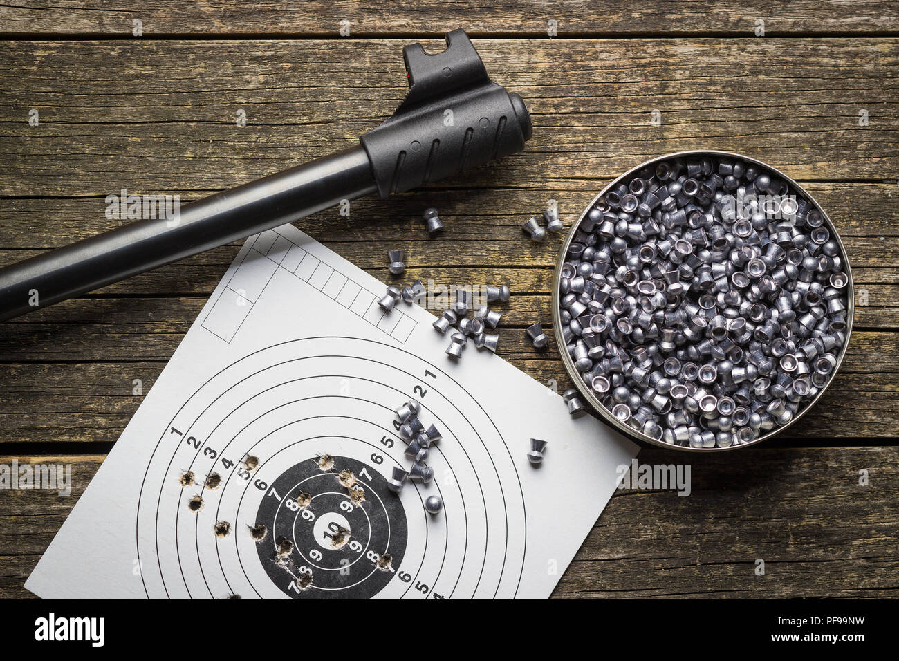 Portare airgun agglomerati in forma di pellets e airgun. Foto Stock