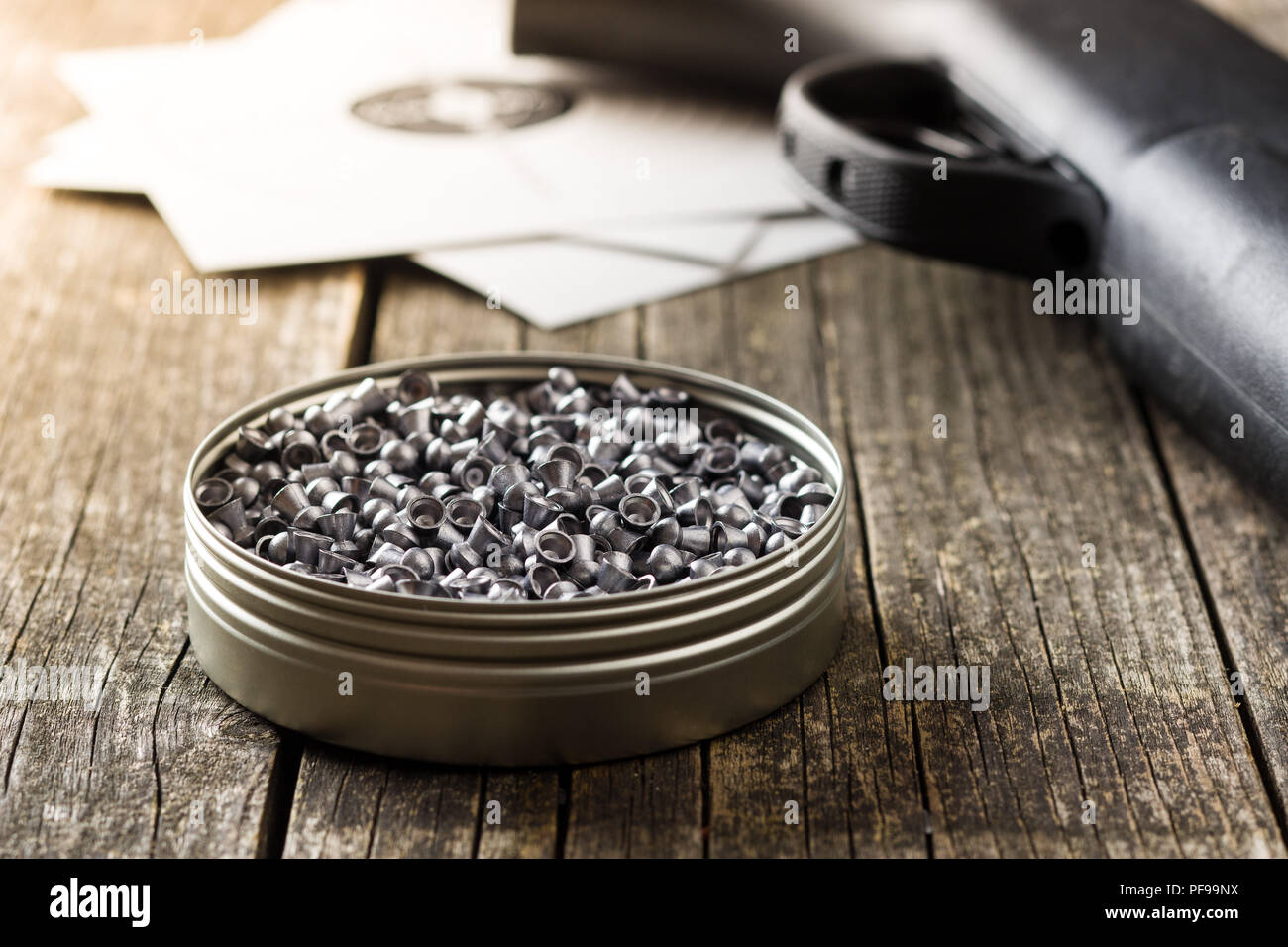 Portare airgun agglomerati in forma di pellets in barattolo di latta. Foto Stock