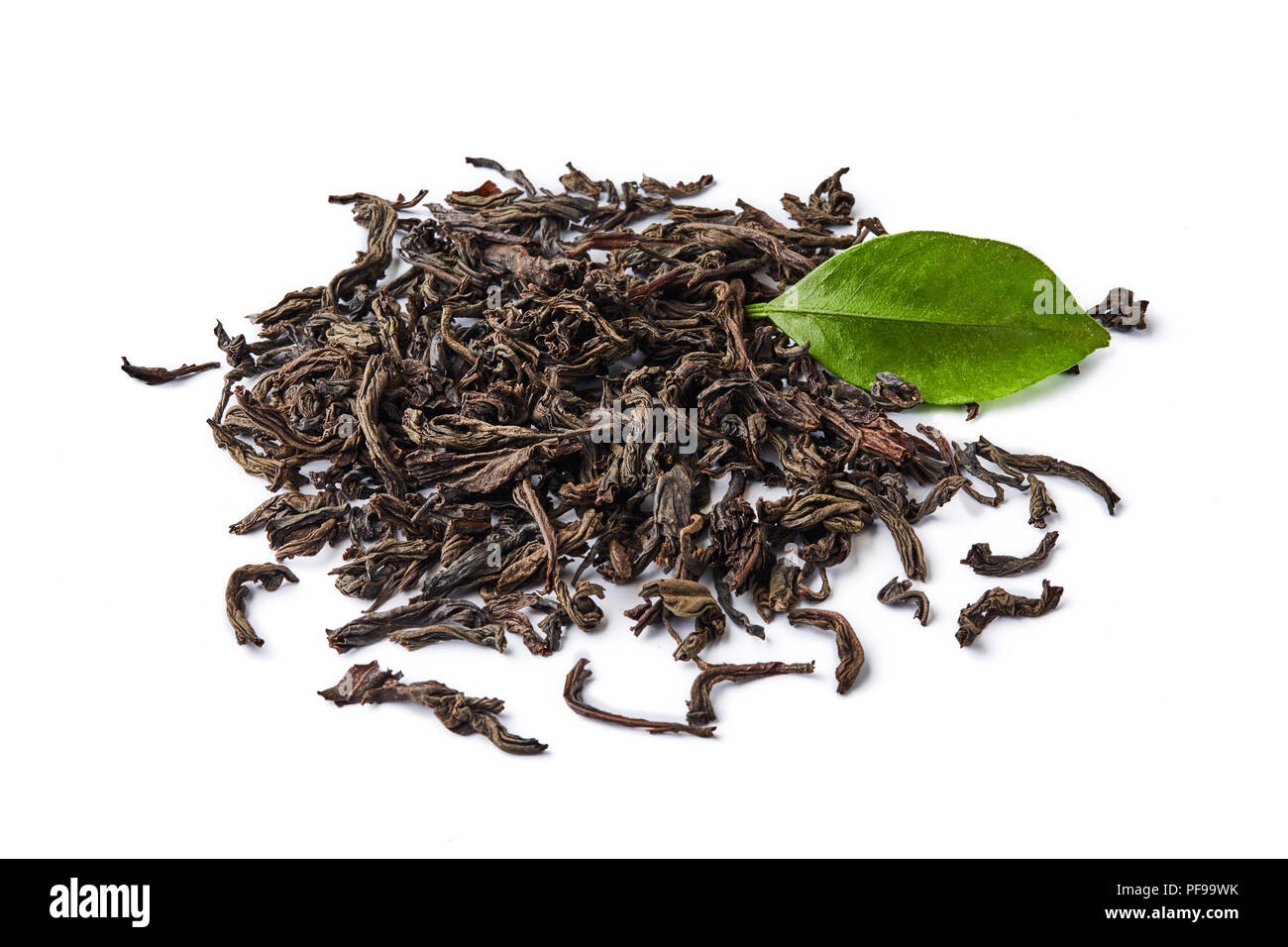 Cumulo di essiccato il tè nero lascia isolati su sfondo bianco. Foto Stock