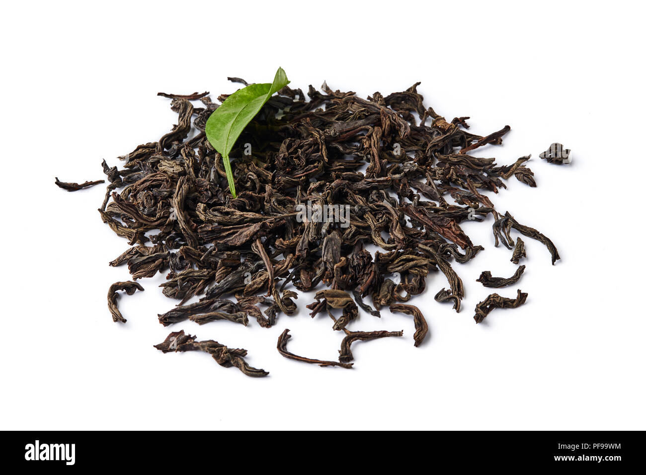 Cumulo di essiccato il tè nero lascia isolati su sfondo bianco. Foto Stock
