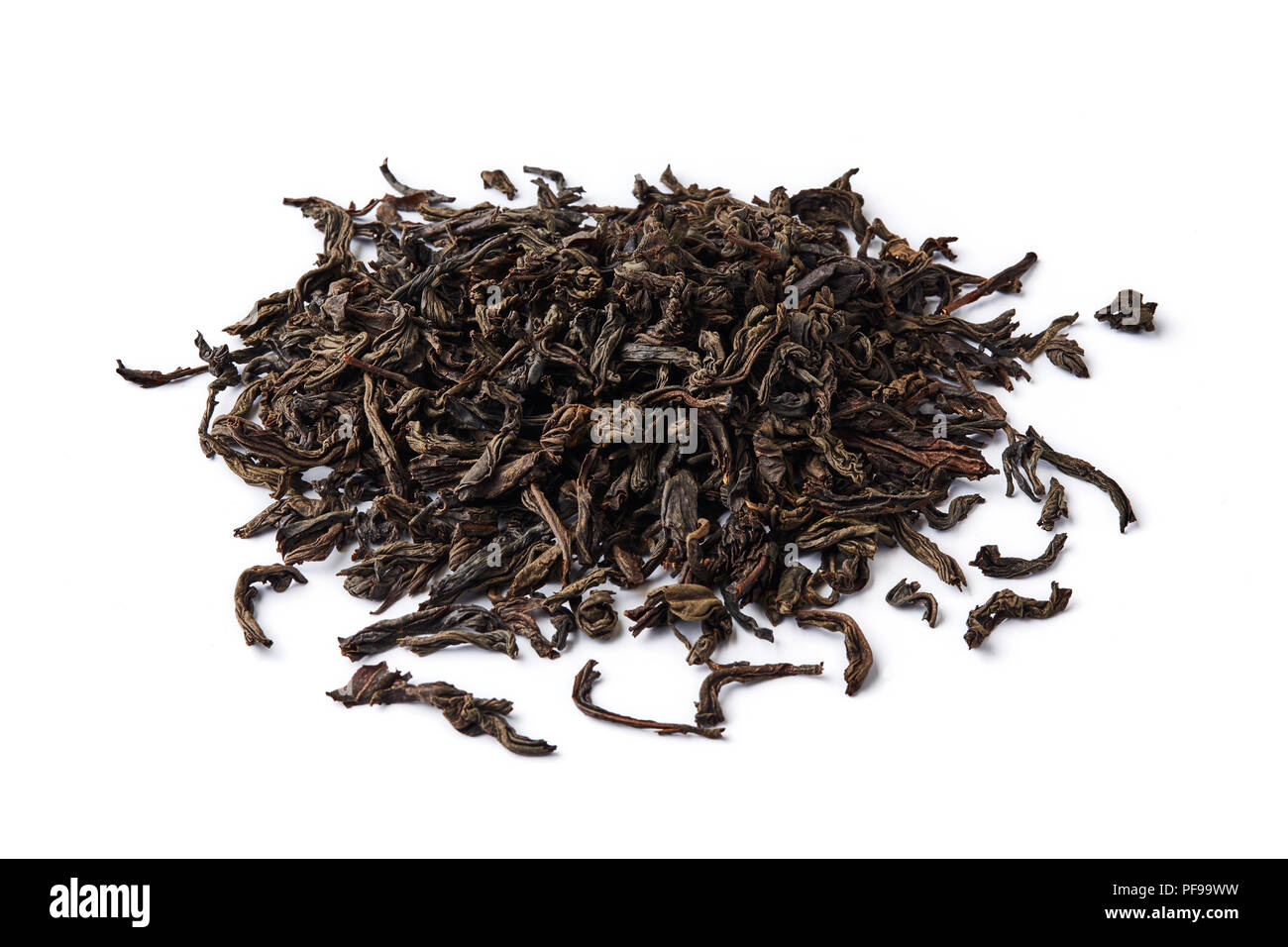 Cumulo di essiccato il tè nero lascia isolati su sfondo bianco. Foto Stock