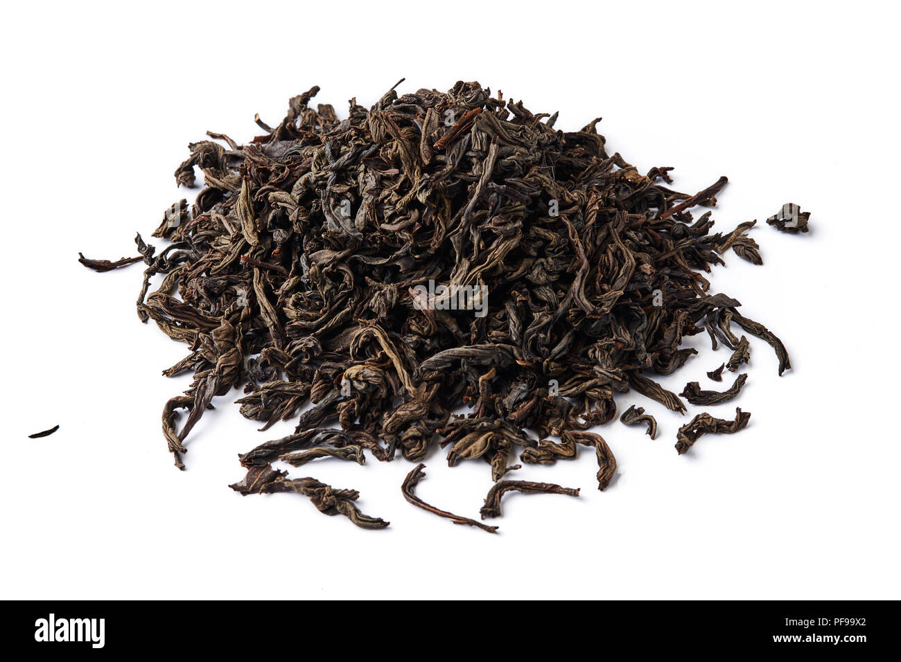 Cumulo di essiccato il tè nero lascia isolati su sfondo bianco. Foto Stock