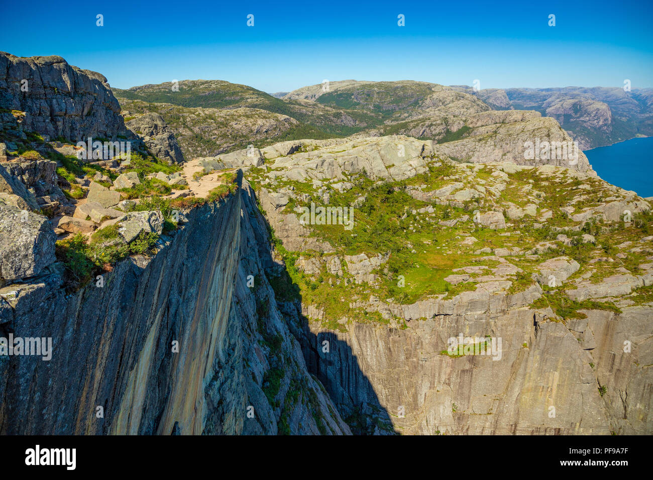 Il sentiero e il Lysefjord, vista dal Prekestolen, Norvegia Foto Stock