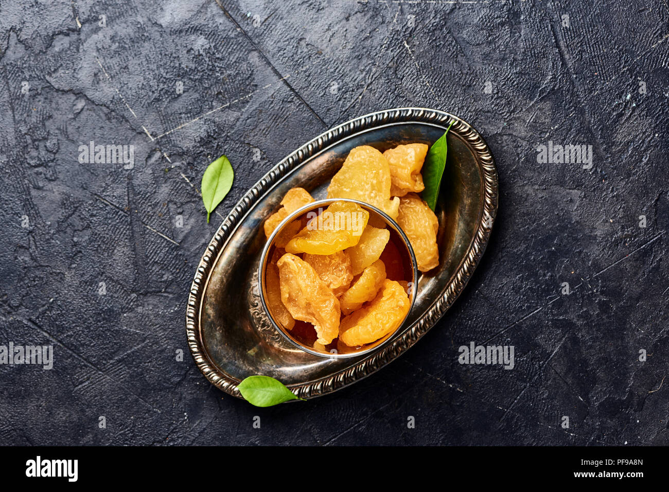 Dolce essiccato di pesche o di albicocche su sfondo scuro Foto Stock