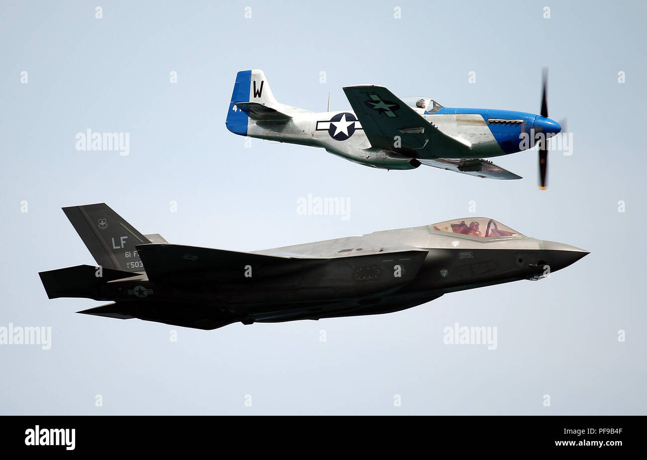 Un U.S. Air Force F-35un fulmine II pilotato dal capitano Andrew 'Dojo' Olson esegue un volo con un P Mustang durante il 2018 Chicago Air Show Foto Stock