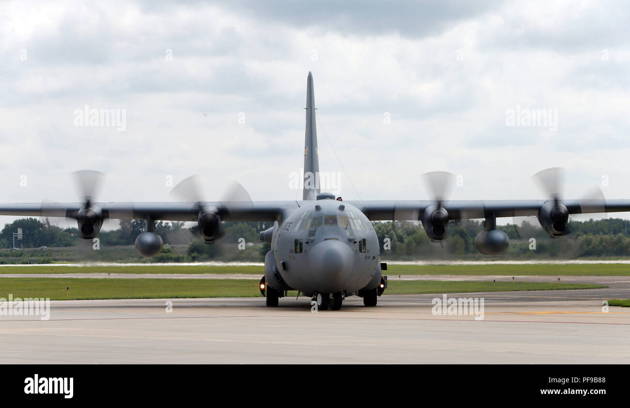 Un U.S. Air Force C-130 Hercules taxi a Gary Jet Center dopo aver eseguito al 2018 Chicago aria e acqua mostrano in Gary, Indiana, Stati Uniti Foto Stock