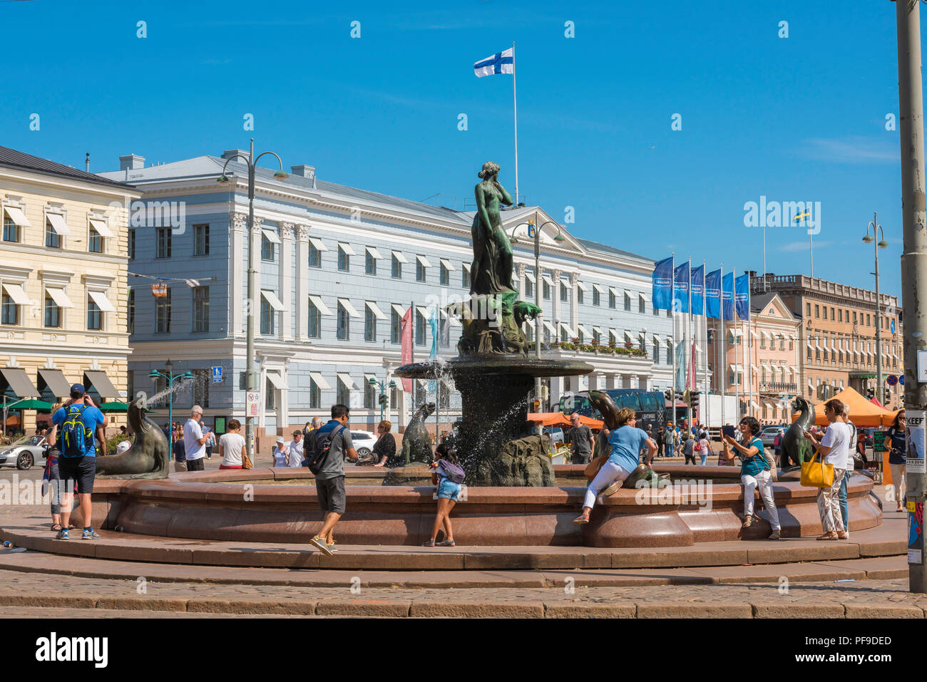 Helsinki piazza del mercato, vista l'Havis Amanda fontana e Palazzo Comunale situato in piazza del mercato Kauppatori () Helsinki, Finlandia. Foto Stock