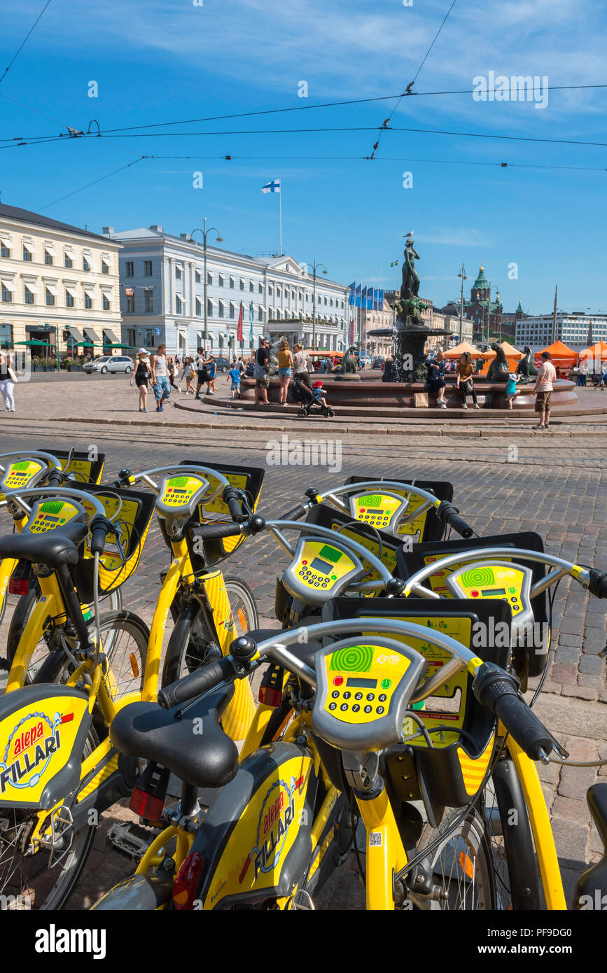 Ciclismo Helsinki Finlandia, vista di moto utilizzate nella città di Helsinki Schema del ciclo parcheggiato in stretta collaborazione in Kauppatori (Piazza del Mercato), Finlandia Foto Stock