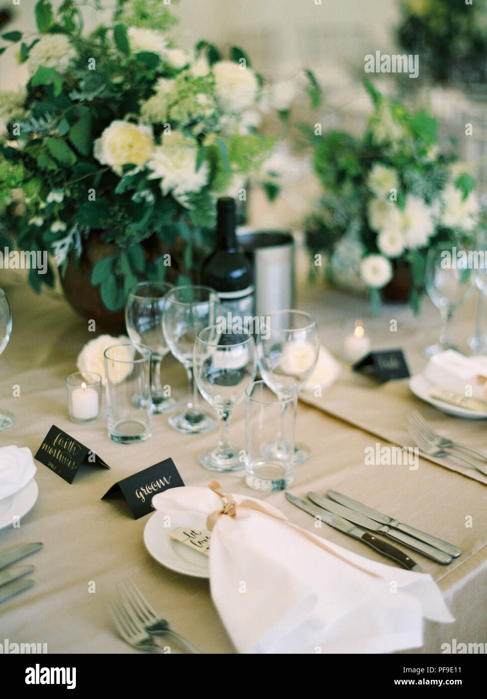 Close-up di tabella di impostazione del luogo ad un matrimonio colazione con fiori di paese Foto Stock