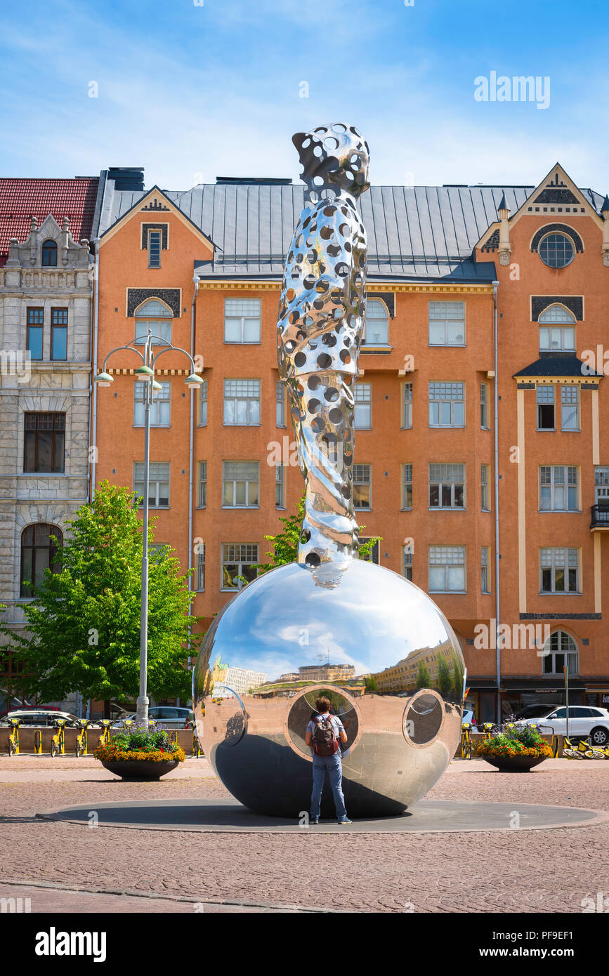 Architettura Finlandia Helsinki, vista di Art Nouveau edifici in stile e la enorme Lightbringer acciaio monumento situato in piazza Kasarmitori a Helsinki. Foto Stock