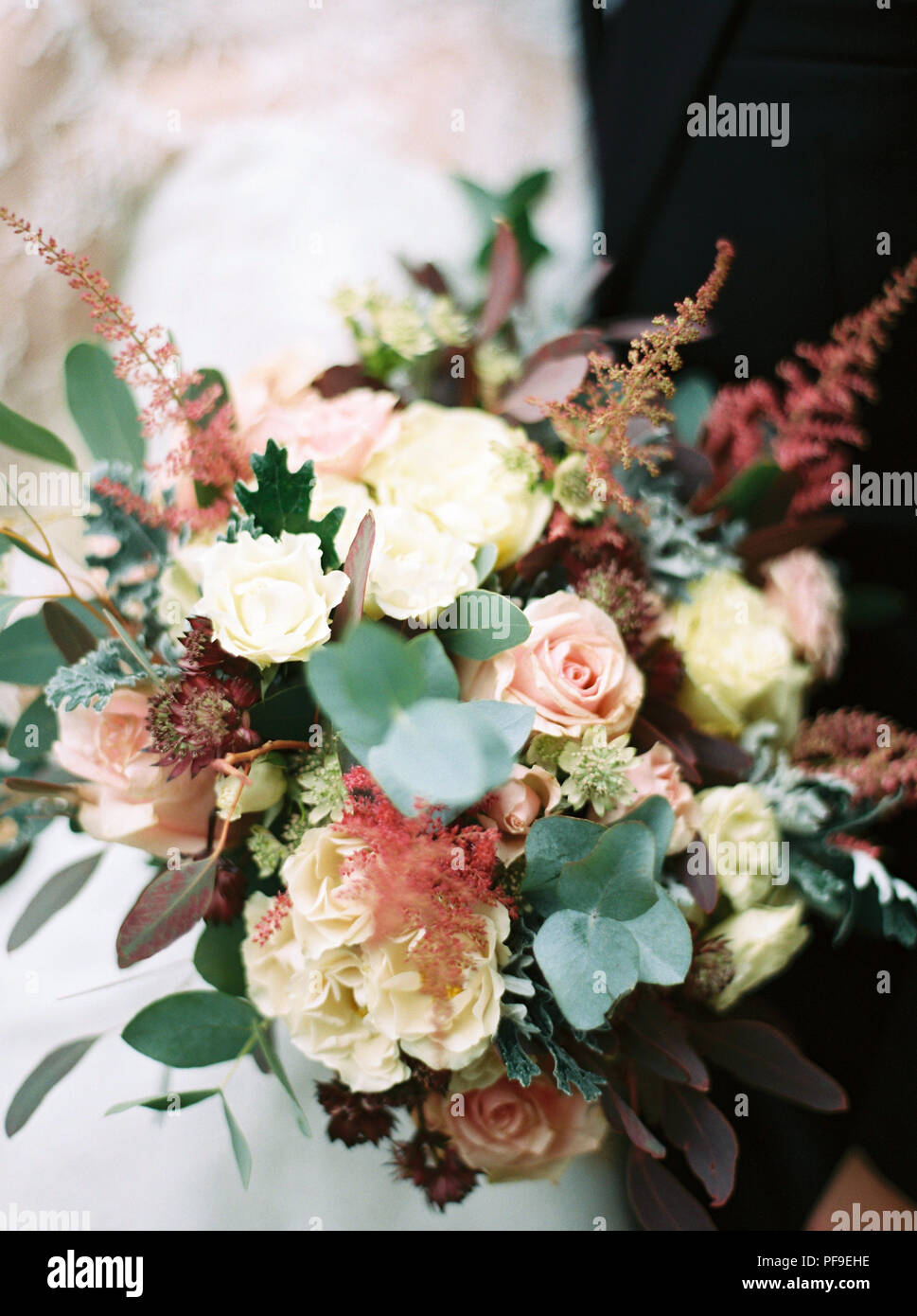 Caduta autunnale wedding bouquet di rose eucalipto colori caldi regno unito Foto Stock