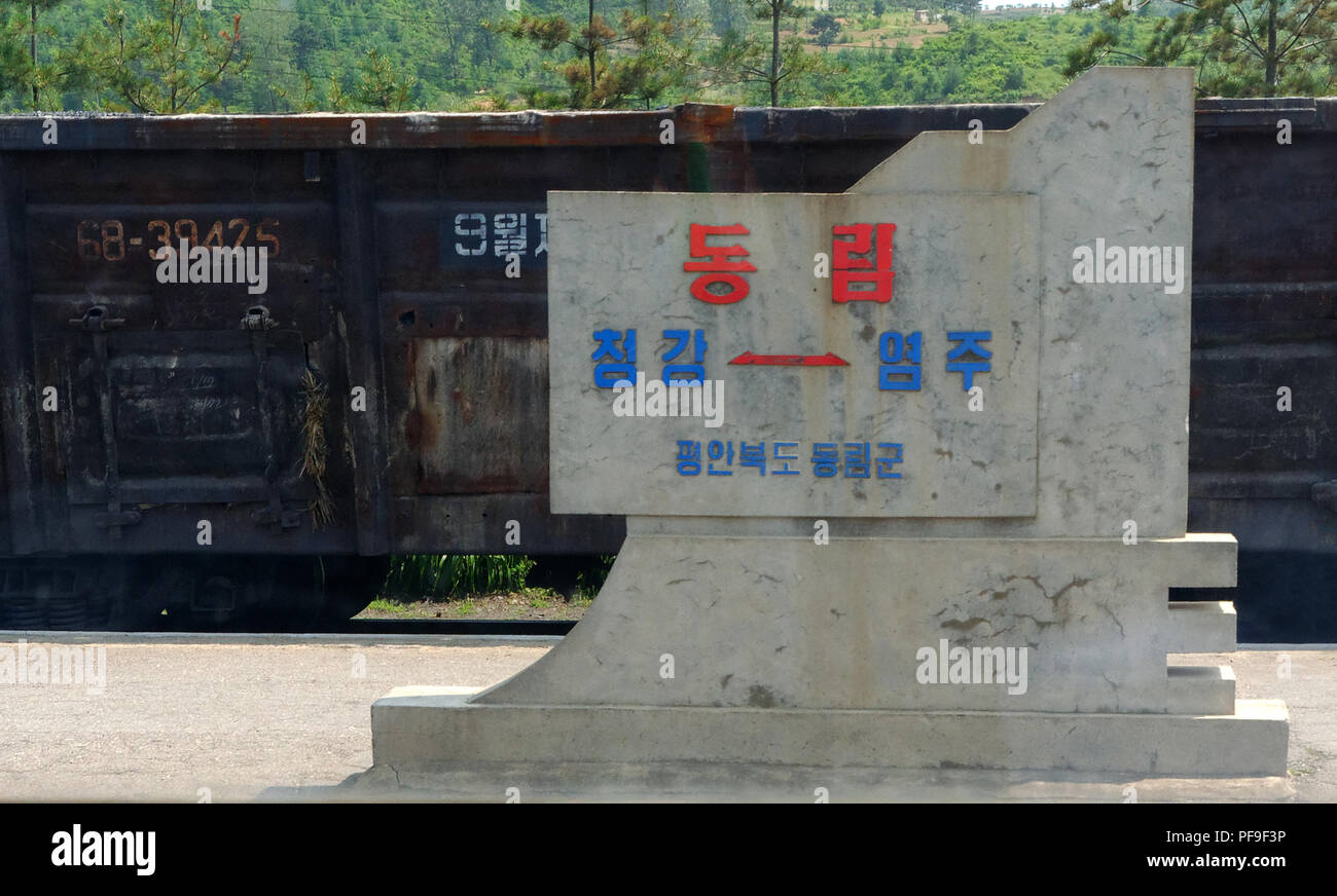 Ritratti di Kim Ll-Sung e Kim Jong adornano ogni treno stazione ferroviaria in Corea del Nord. Spesso con le citazioni della loro saggezza accanto a loro. Foto Stock