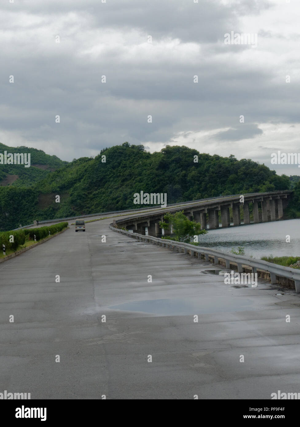 La Corea del Nord, tipica strada vuota eccetto per il pullman turistico Foto Stock