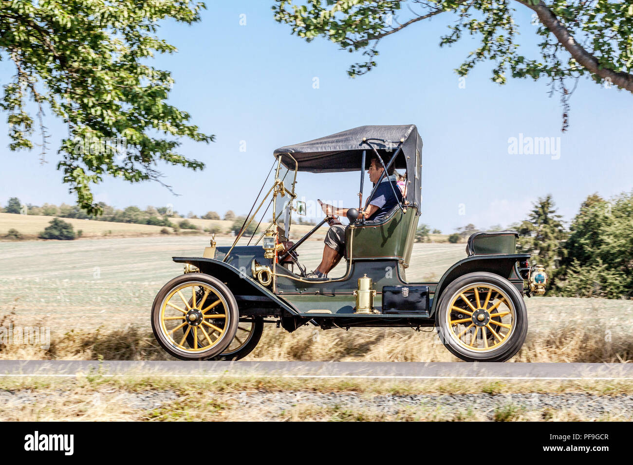 Ford Model T,1910 roadster, auto d'epoca veterano corsa su strada rurale, Repubblica Ceca Foto Stock