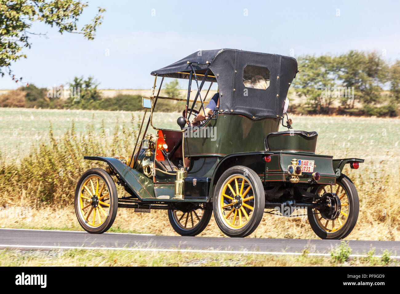 Ford T modello 1910, auto d'epoca che corre su una strada rurale, Repubblica Ceca Foto Stock