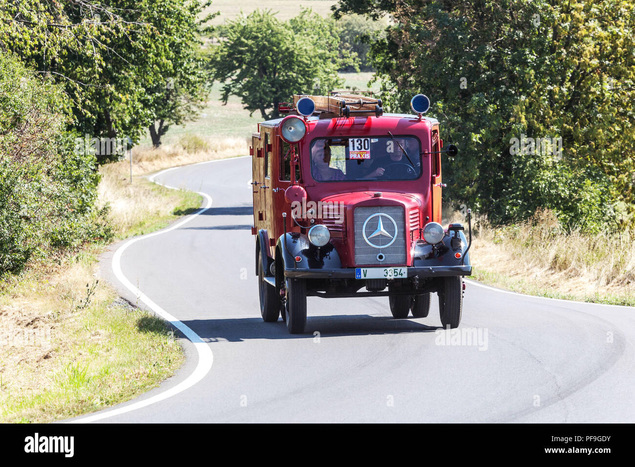 Camion dei pompieri Oldtimer Mercedes -Benz L 1500 S (1943), auto Oldtimer su strada rurale, Mercedes d'epoca Repubblica Ceca Foto Stock