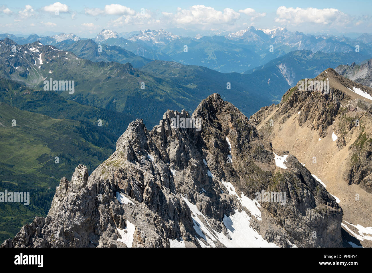 Alpi austriache. Vista dalla montagna di Valluga in St Anton am Arlberg, in estate. Foto Stock
