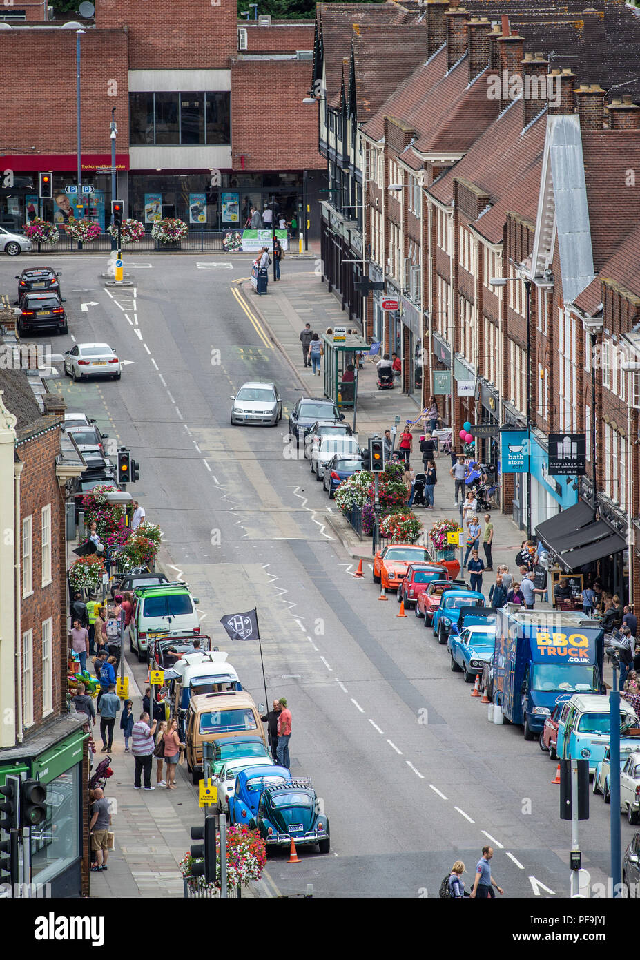 Vista della città mercato street durante il classico auto evento. Hermitage Road, Hitchin, Hertfordshire, Regno Unito Foto Stock