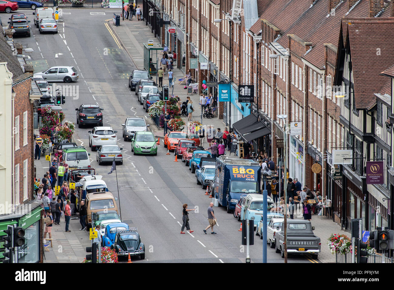Vista della strada in città mercato durante l'auto d'epoca festival. Hermitage Road, Hitchin, Hertfordshire, Inghilterra Foto Stock