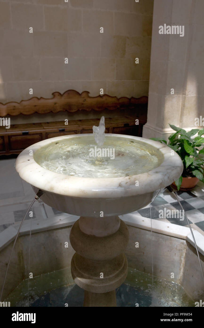 Un delizioso dolce in stile moresco influenzato fontana in marmo vicino all'ingresso sud alla Cattedrale di Siviglia, Sevilla, Andalusia, Spagna Foto Stock