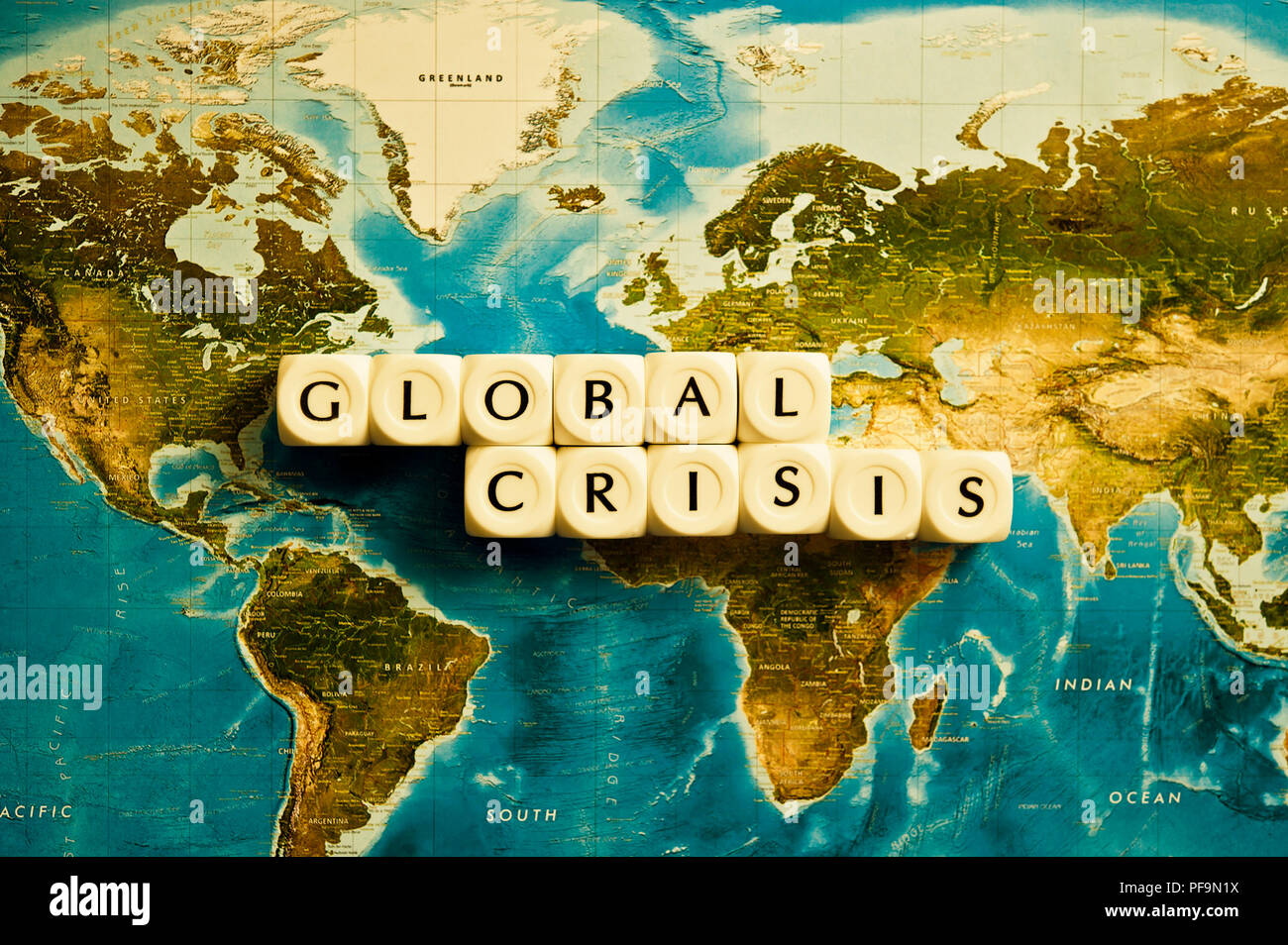 Mappa del mondo e la crisi mondiale parole scritte con dadi Foto Stock
