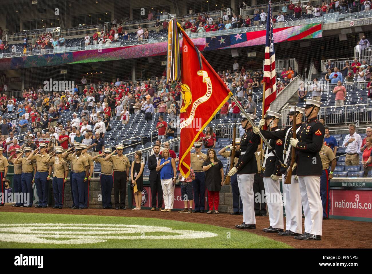 Marines con la US Marine Corps Color Guard presente il ensign nazionali durante la riproduzione di un inno nazionale a US Marine Corps giorno a cittadini Park, Washington DC, 31 luglio 2018. Immagine cortesia Sgt. Robert Knapp/Marine Caserma Washington, 8th. () Foto Stock