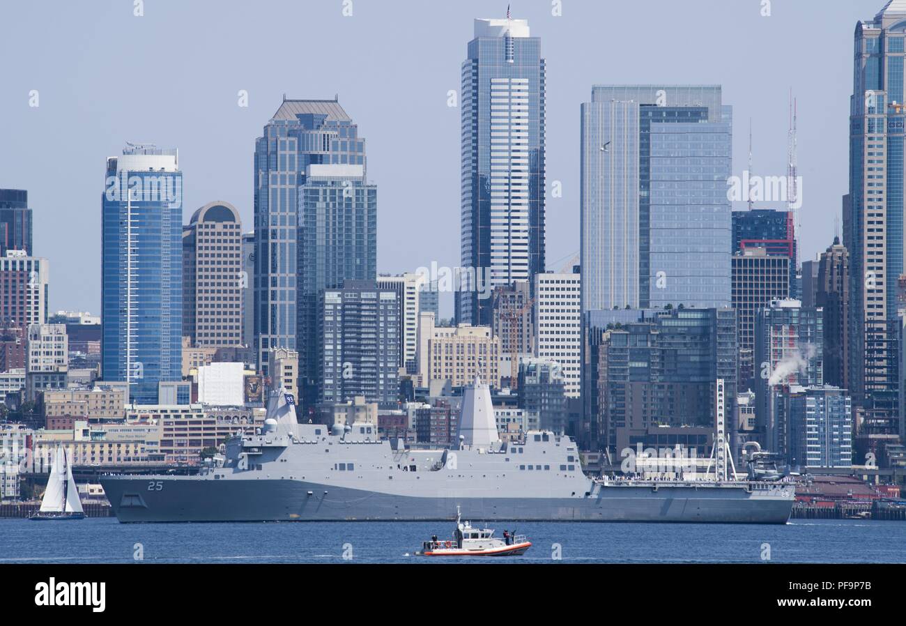 Trasporto anfibio dock nave USS Somerset (LPD) 25 in primo piano con urban skyline di Seattle, Washington in background, 31 luglio 2018. Immagine cortesia Petty Officer 2a classe Scott Wood/Navy Affari pubblici elemento di supporto, det. A nord-ovest. () Foto Stock