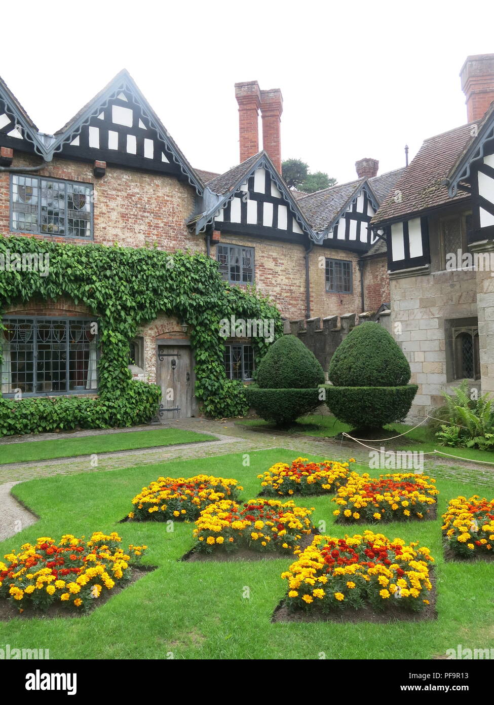 Il cortile, ingresso e anteriore degli edifici a Baddesley Clinton, un medievale moated Manor House nel Warwickshire; una proprietà del National Trust. Foto Stock