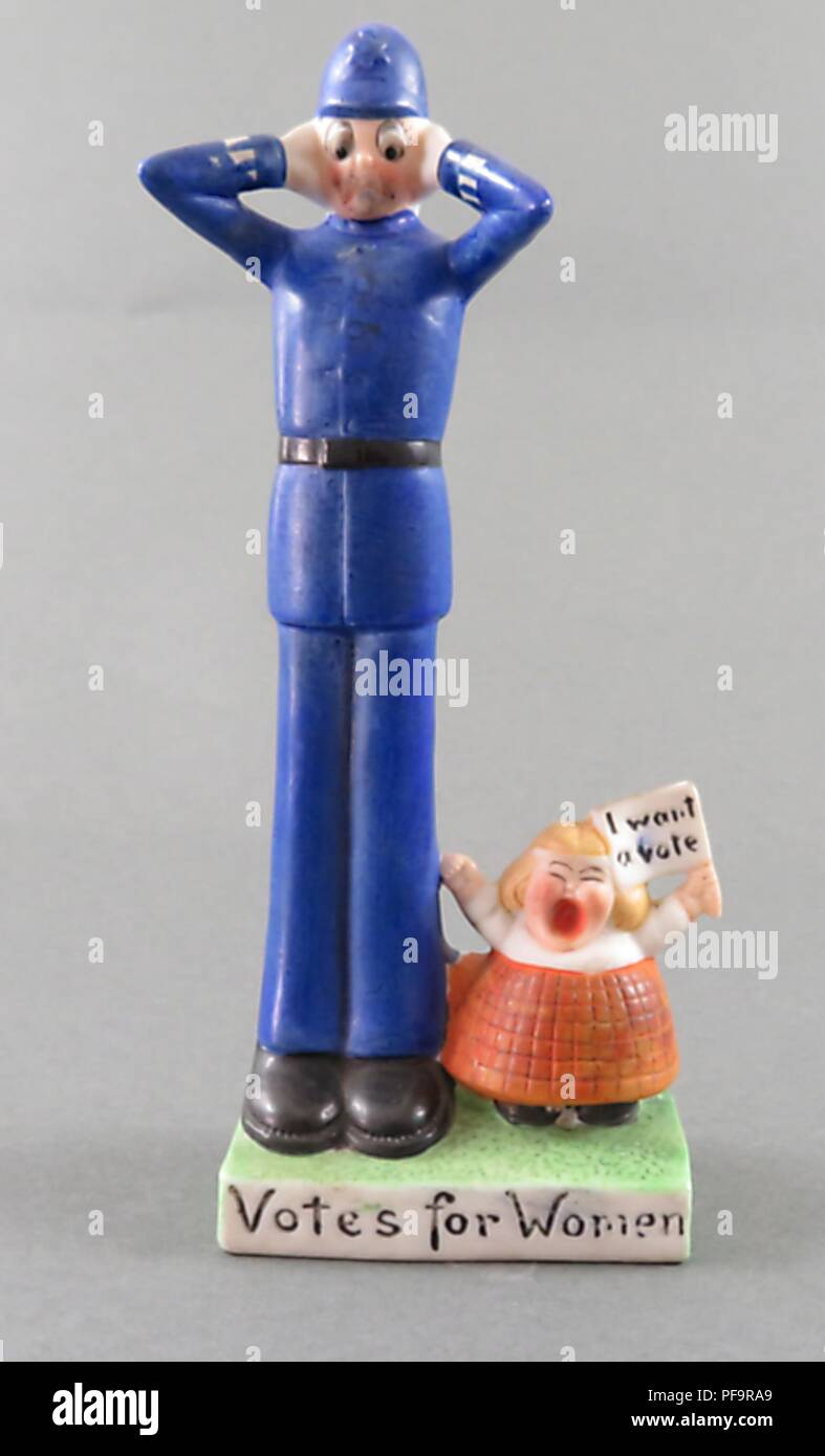 Statuetta in ceramica raffigurante un alto inglese bobby, tenendo le mani sopra le sue orecchie, mentre una piccola ragazza bionda ai suoi piedi urla a bocca aperta, e le onde di una bandiera a leggere 'VOGLIO UN VOTO,' con una didascalia presso la statuetta di lettura di base "voti per le donne", prodotta dalla ditta tedesca di Schafer e Vater sia per i britannici e i mercati americani, 1900. () Foto Stock