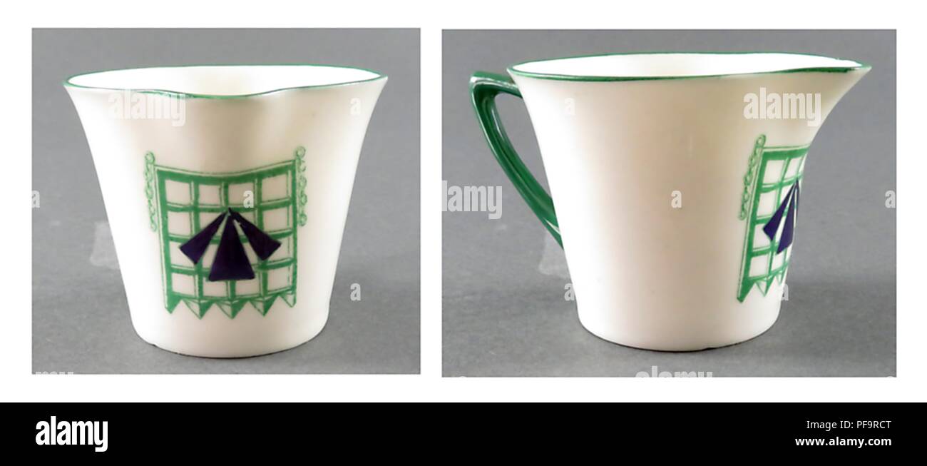 English China creamer-style cup, prodotta dalla Williams di Staffordshire, abbellito con la prigione di suffragio symbol progettato da militanti Sylvia Pankhurst, una verde portcullis con catene, che fa riferimento alla Camera dei comuni britannica e una freccia di colore viola, che simboleggiano il conflitto, su uno sfondo bianco, probabilmente dato a suffragio manifestanti al momento del loro rilascio dalla prigione di Holloway nel Regno Unito, 1900. () Foto Stock