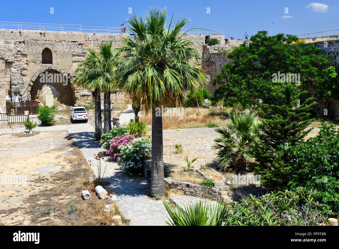 Il cortile del castello di Kyrenia, Kyrenia (Girne), Repubblica Turca di Cipro del Nord Foto Stock