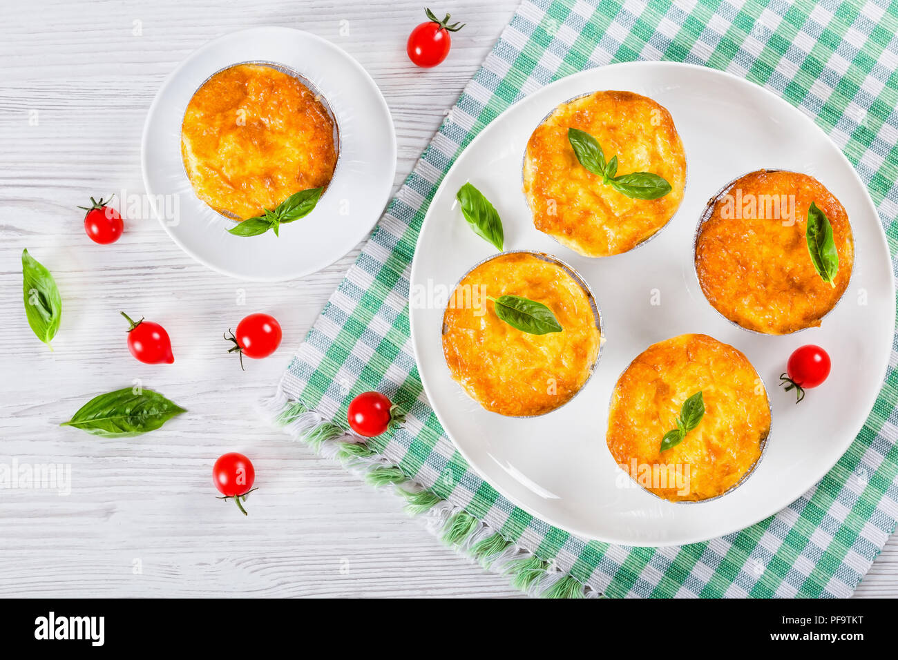 Testa a fungo, pollo e formaggio gratinato in Mini stampi da forno Foto Stock